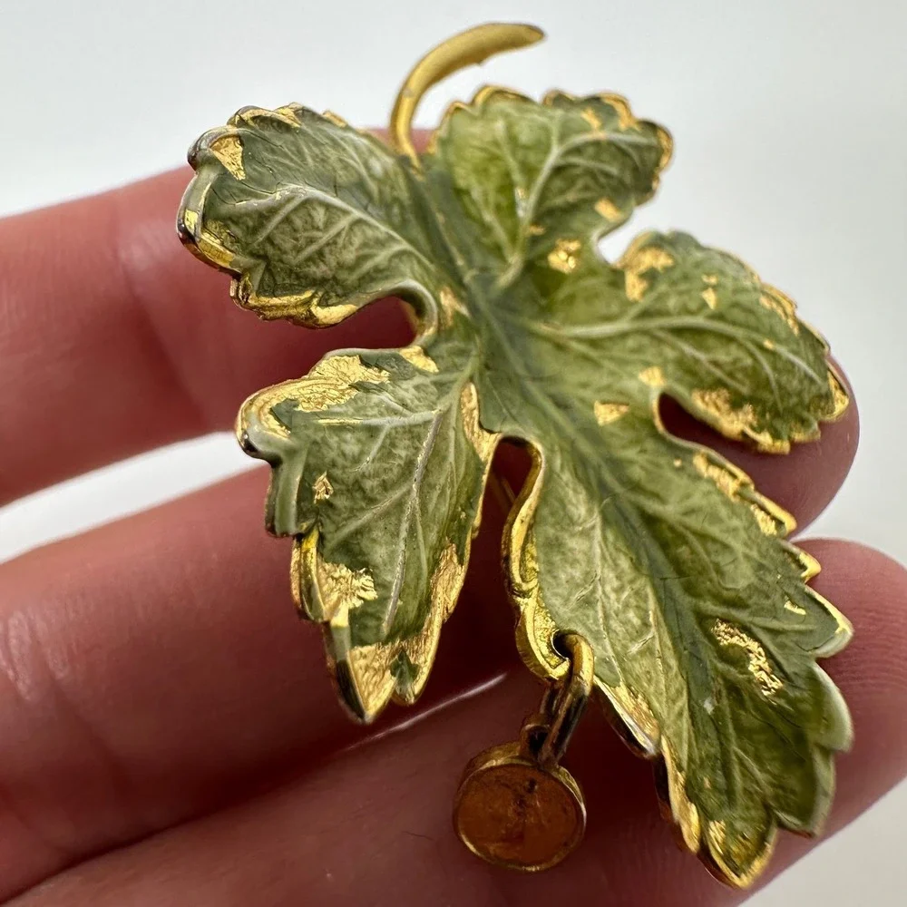 Vintage Green Enamel Leaf Brooch Gold Tone Miraculous Medal Charm Spring‎ Pin